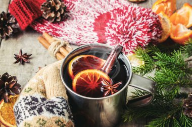 Bir kupa sıcak mulled şarap. 