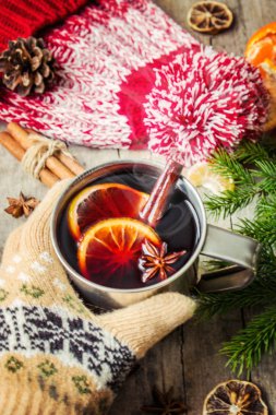 Bir kupa sıcak mulled şarap. 