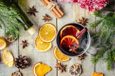 Bir kupa sıcak mulled şarap. 