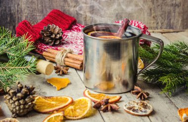 Bir kupa sıcak mulled şarap. 