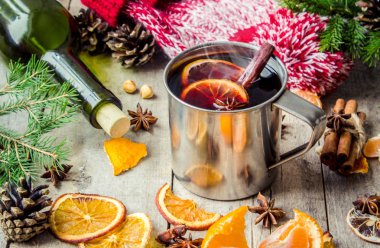 Bir kupa sıcak mulled şarap. 