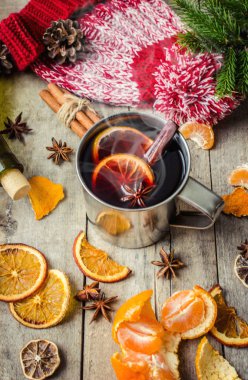Bir kupa sıcak mulled şarap. 