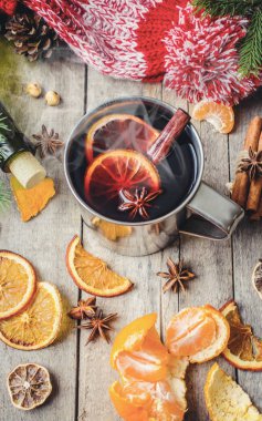 Bir kupa sıcak mulled şarap. 