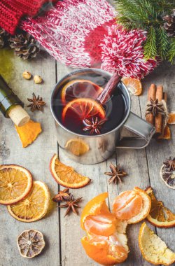 Bir kupa sıcak mulled şarap. 