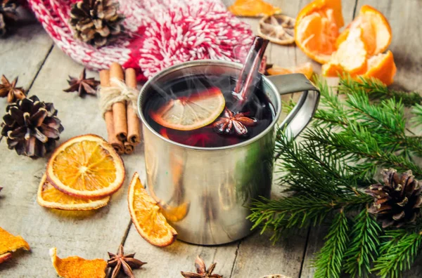 Hot mulled wine in a mug. — Stock Photo, Image
