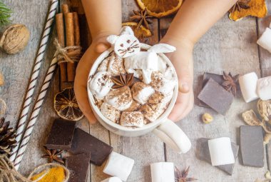 hatmi yavru kedi ile sıcak kakao. 