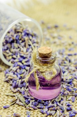 Lavanta esansiyel yağı küçük bir şişe içinde.
