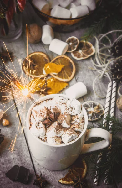 Heißer Kakao mit Marshmallows. Weihnachtlicher Hintergrund. — Stockfoto