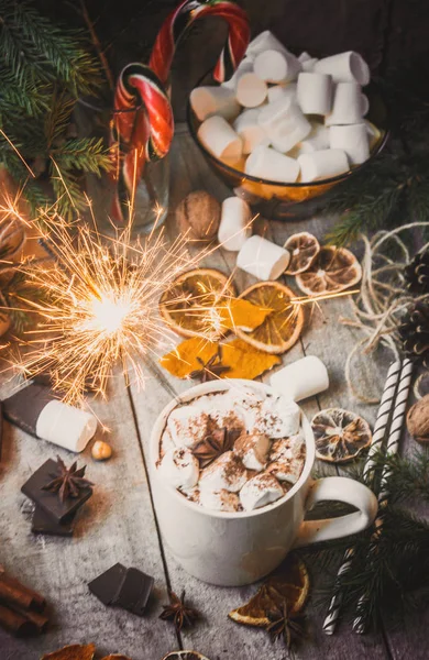 Heißer Kakao mit Marshmallows. Weihnachtlicher Hintergrund. — Stockfoto