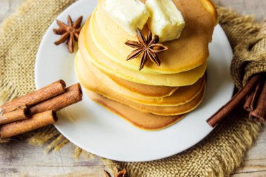 Tereyağı ve baharat ile Pancakes.