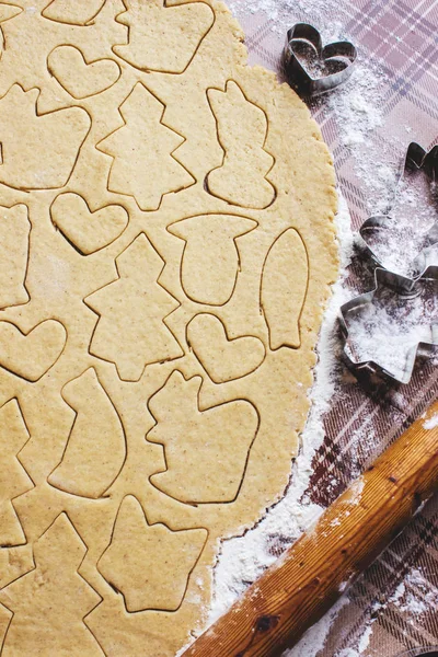 Ingwer-Weihnachtsplätzchen mit den Händen. — Stockfoto