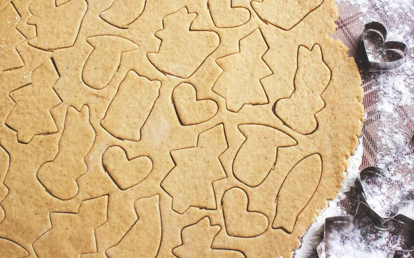 Ingwer-Weihnachtsplätzchen mit den Händen. — Stockfoto