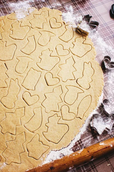 Ingwer-Weihnachtsplätzchen mit den Händen. — Stockfoto