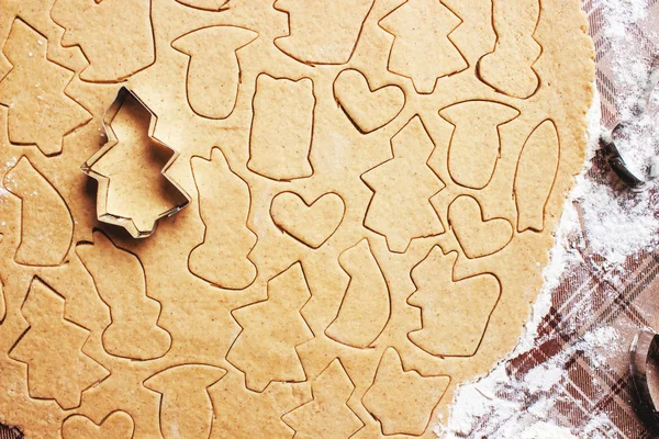 Ingwer-Weihnachtsplätzchen mit den Händen. — Stockfoto