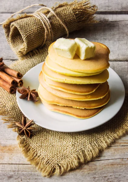 Pfannkuchen mit Butter und Gewürzen. — Stockfoto