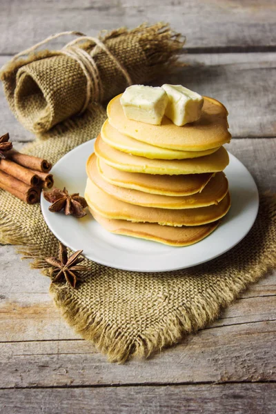 Pfannkuchen mit Butter und Gewürzen. — Stockfoto
