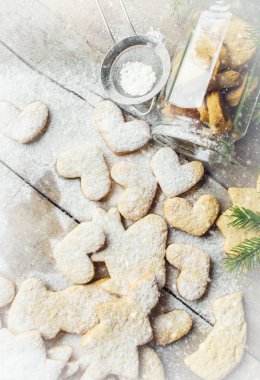 Ev yapımı Noel kurabiyeleri farklı şekiller. 