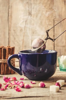 gül yaprakları ile çay.