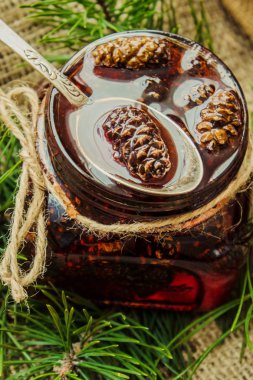 Ev yapımı reçel çam kozalakları üzerinden. Seçici odak. 