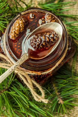 Ev yapımı reçel çam kozalakları üzerinden. Seçici odak. 