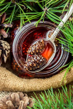 Ev yapımı reçel çam kozalakları üzerinden. Seçici odak. 