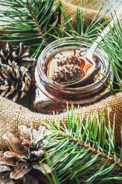 Ev yapımı reçel çam kozalakları üzerinden. Seçici odak. 