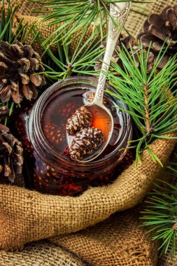 Ev yapımı reçel çam kozalakları üzerinden. Seçici odak. 