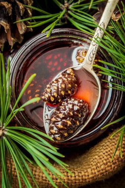 Ev yapımı reçel çam kozalakları üzerinden. Seçici odak. 