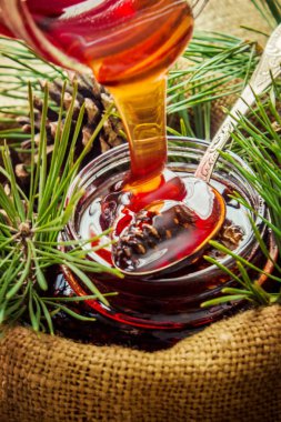 Ev yapımı reçel çam kozalakları üzerinden. Seçici odak. 