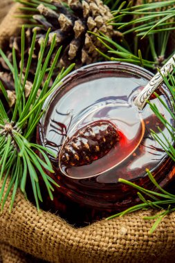 Ev yapımı reçel çam kozalakları üzerinden. Seçici odak. 