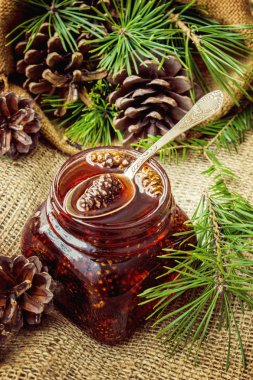 Ev yapımı reçel çam kozalakları üzerinden. Seçici odak. 