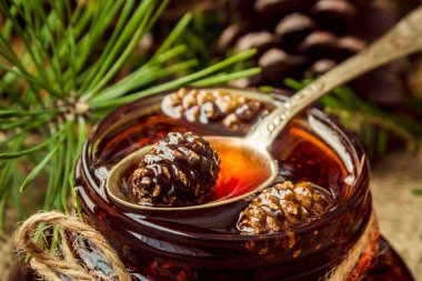 Ev yapımı reçel çam kozalakları üzerinden. Seçici odak. 