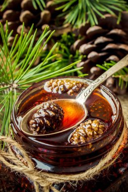 Ev yapımı reçel çam kozalakları üzerinden. Seçici odak. 