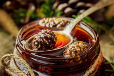 Ev yapımı reçel çam kozalakları üzerinden. Seçici odak. 