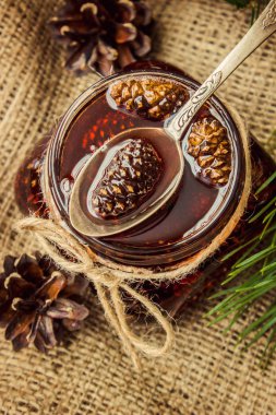 Ev yapımı reçel çam kozalakları üzerinden. Seçici odak. 