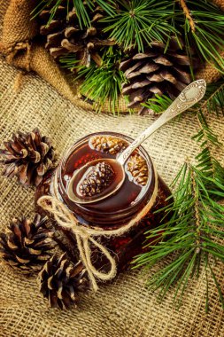 Ev yapımı reçel çam kozalakları üzerinden. Seçici odak. 