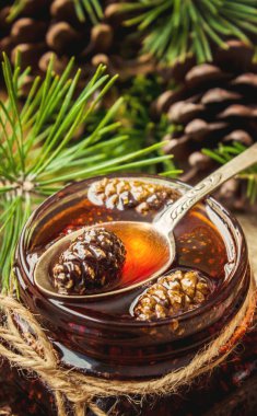 Ev yapımı reçel çam kozalakları üzerinden. Seçici odak. 