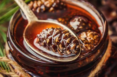 Ev yapımı reçel çam kozalakları üzerinden. Seçici odak. 