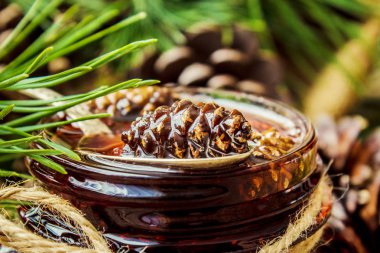 Ev yapımı reçel çam kozalakları üzerinden. Seçici odak. 