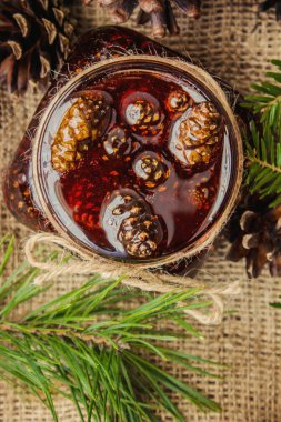 Ev yapımı reçel çam kozalakları üzerinden. Seçici odak. 