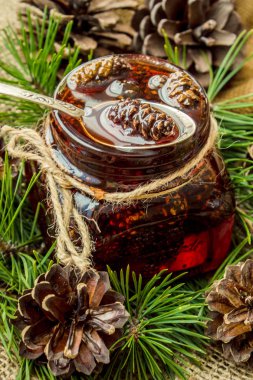 Ev yapımı reçel çam kozalakları üzerinden. Seçici odak. 