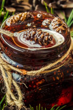 Ev yapımı reçel çam kozalakları üzerinden. Seçici odak. 