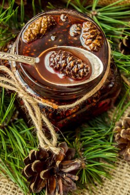 Ev yapımı reçel çam kozalakları üzerinden. Seçici odak. 