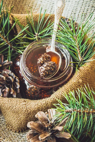 Ev yapımı reçel çam kozalakları üzerinden. Seçici odak. 