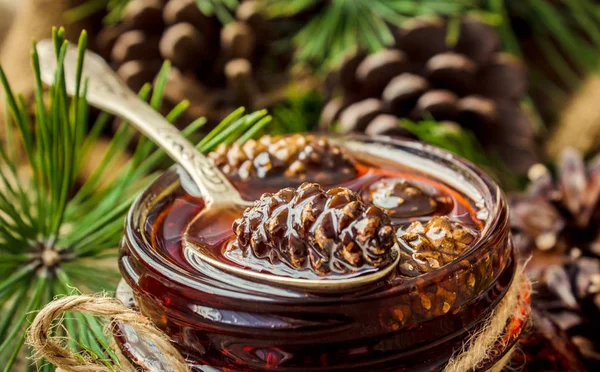 Ev yapımı reçel çam kozalakları üzerinden. Seçici odak. 