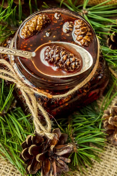 Ev yapımı reçel çam kozalakları üzerinden. Seçici odak. 