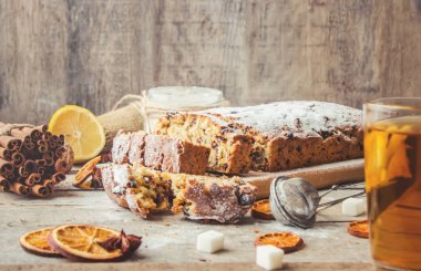 Turunçgiller, Kuru üzüm, ceviz ve tarçın ile bisküvi. 