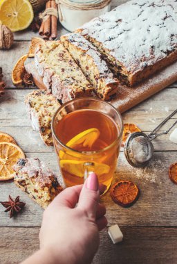 Turunçgiller, Kuru üzüm, ceviz ve tarçın ile bisküvi. 