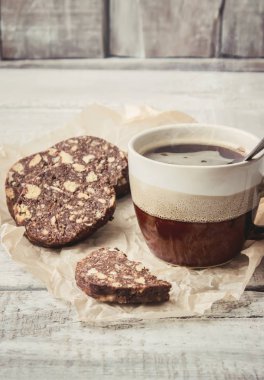 Sıcak kahve pasta patates kızartması ile. 