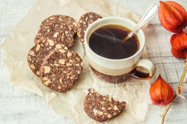 Sıcak kahve pasta patates kızartması ile. 